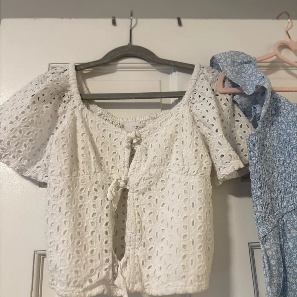 Zara & Art Class Blue Blouse with Flutter Sleeves and Tiered Design - Picture 8 of 8